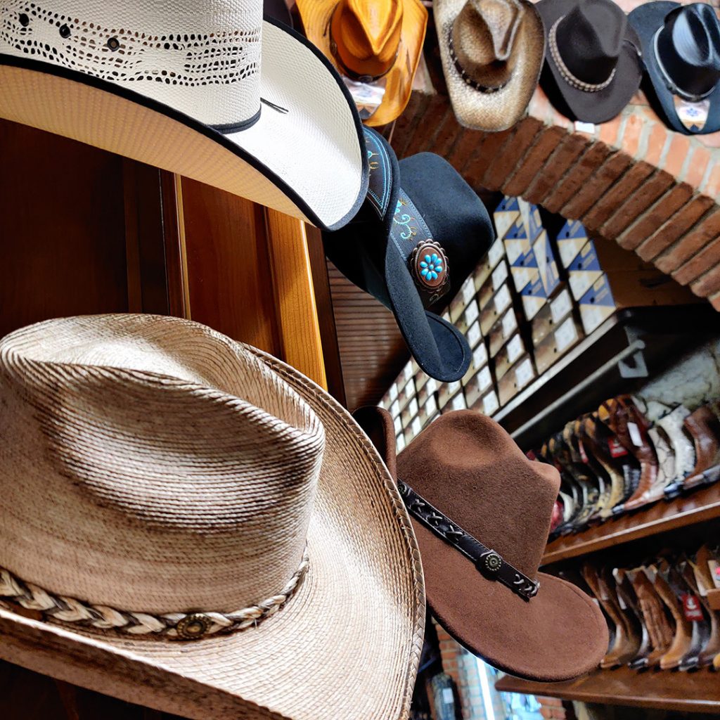 Flor de la ciudad Colectivo cache Cómo llevar un sombrero cowboy - Corbeto's Boots Blog