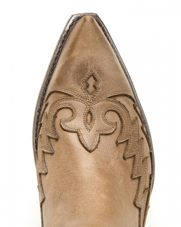 12714 Cuervo Vibrant Stone-Vibrant Negro | Compra online estas botas vaqueras para mujer Sendra en piel color beige y negro vintage con estrellas.