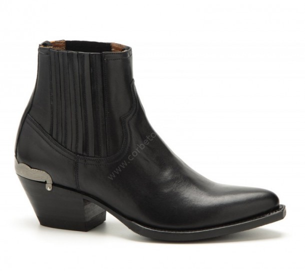 13836 Lia Snowbut Negro | Compra en nuestra tienda online estos botines negros Sendra para mujer estilo fashion western con taloneras plateadas.