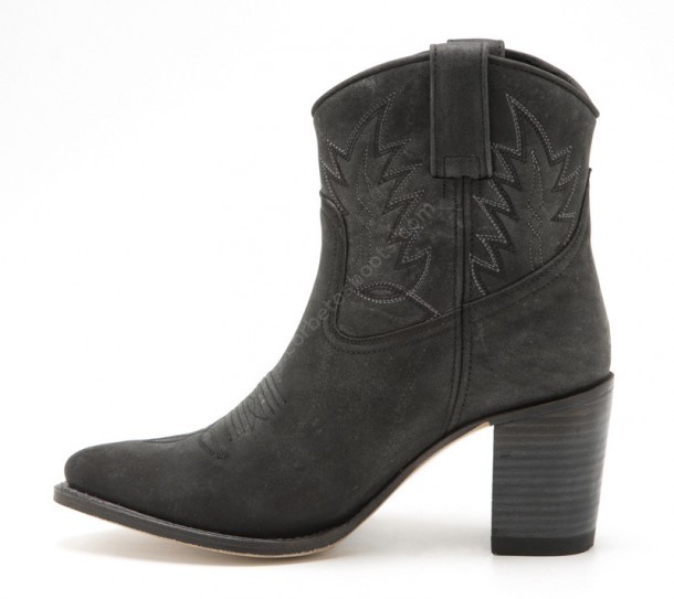 14352 Barbie Floter Negro Lavado | Puedes comprar en nuestra tienda online estas botas de moda cowboy Sendra para mujer de cuero negro y tacón alto.
