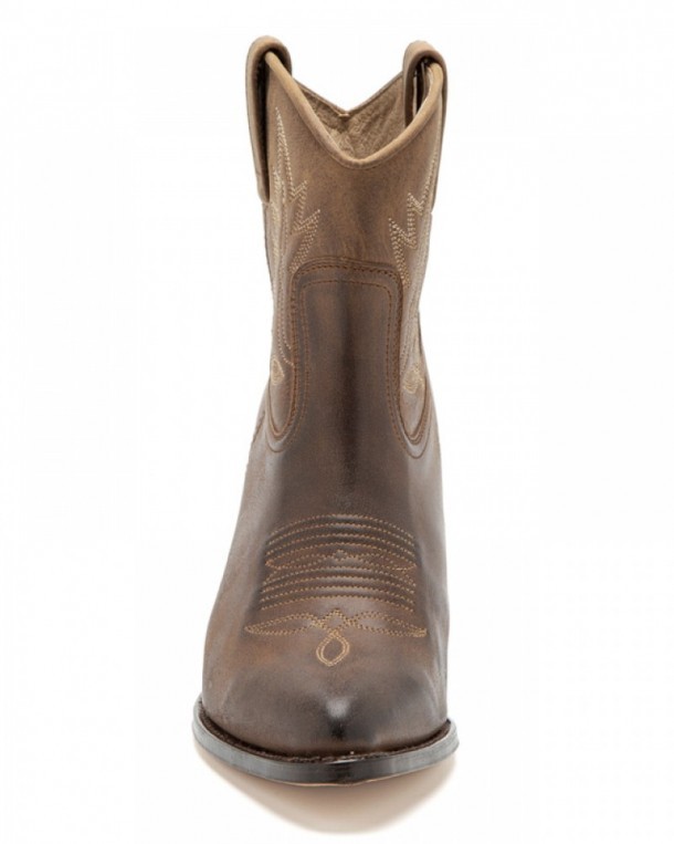 Completa tu look western con estas botas western de Sendra boots con tacón alto