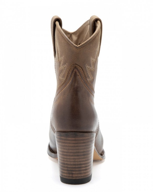 Compra online estas botas Sendra para mujer color marrón con tacón alto. Te las enviamos a casa en 24 horas