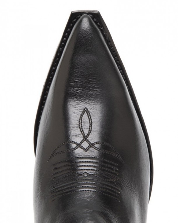 Si te gustan las botas vaqueras de estilo mexicano con la punta muy fina, te van a encantar estas botas Sendra negras..
