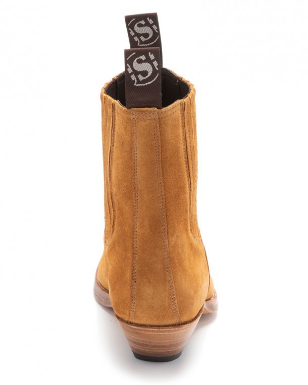 Super comfortable camel coloured ankle wester boots for men handmade by Sendra Boots, on sale in Corbeto
