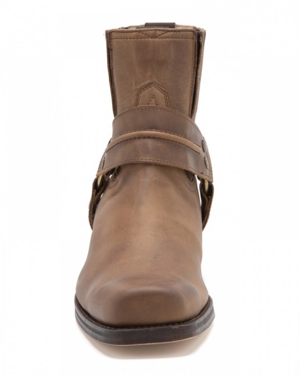 Botín motero Sendra boots piel marrón para hombre y mujer con punta cuadrada y arnés. Compra online tus nuevas Sendra en Corbeto