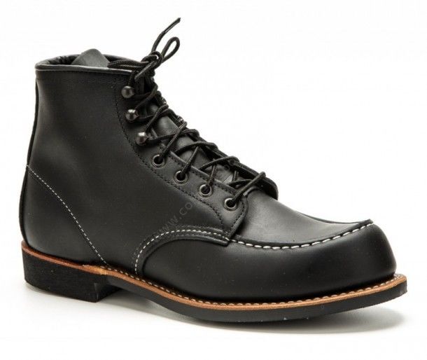 2964 Moc Toe Black Harness | Buy now at the official Red Wing reseller in Barcelona this black laced up work boots with anti-slip Vibram rubber sole.