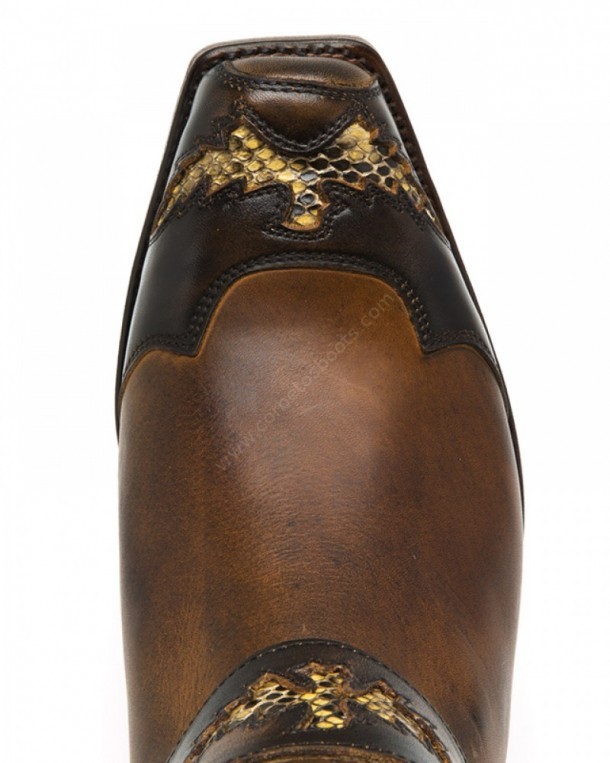 4060 Britnes Flo Marron-Evolution Tan | Vuelve la moda western y motera con estas espectaculares botas Sendra para hombre, disponibles en nuestra tienda online.