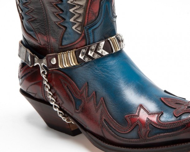 Arneses de cuero para botas cowboy rojas Sendra remaches plateados y dorados