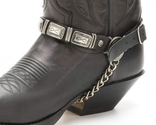Arneses negros para botas Sendra con chapa rectangular envejecida