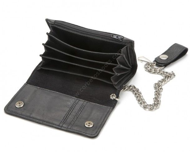 Podrás comprar esta cartera con cadena custom sencilla y práctica con muchos compartimentos y hecha en piel negra en nuestra tienda online.