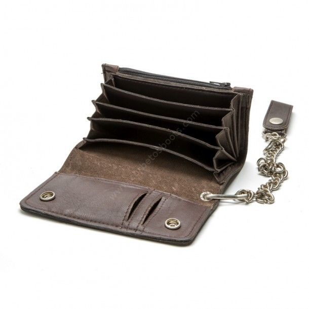 Compra ahora esta cartera con cadena motorista sencilla con muchos apartados hecha en genuino cuero marrón al mejor precio en nuestra tienda online.