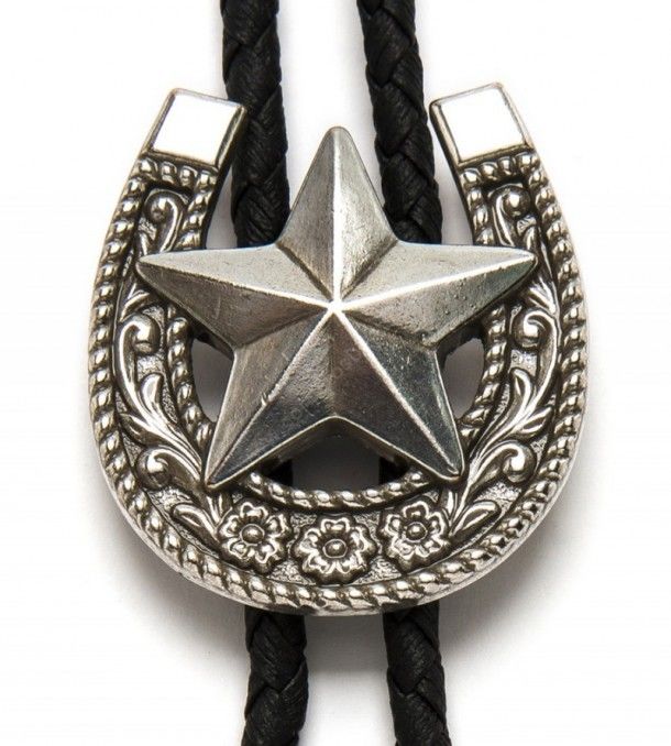 Compra este corbatín vaquero decorado con una herradura y una estrella plateada, el accesorio ideal para un auténtico cowboy / cowgirl.