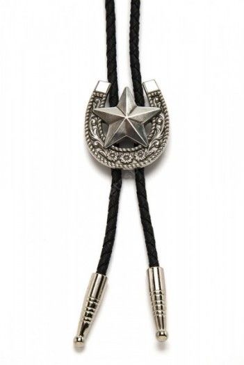 Compra este corbatín vaquero decorado con una herradura y una estrella plateada, el accesorio ideal para un auténtico cowboy / cowgirl.