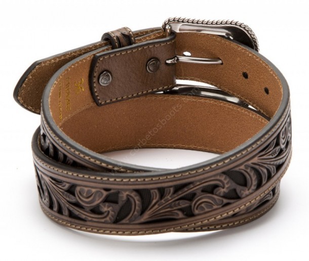 Compra en nuestra tienda online este cinturón vaquero Ariat hecho en piel de vaca marrón y contraste de fondo negro para acentuar el relieve.