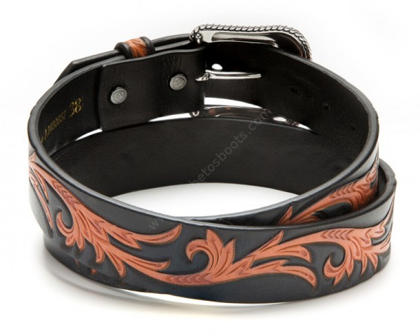 Puedes comprar en nuestra tienda online este cinturón Ariat hecho en cuero negro con un diseño grabado naranja, para el más vaquero o rockabilly.