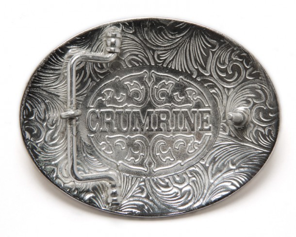 52-C01562 | Hebilla Crumrine chapada en plata con caballos en relieve a la venta en Corbeto