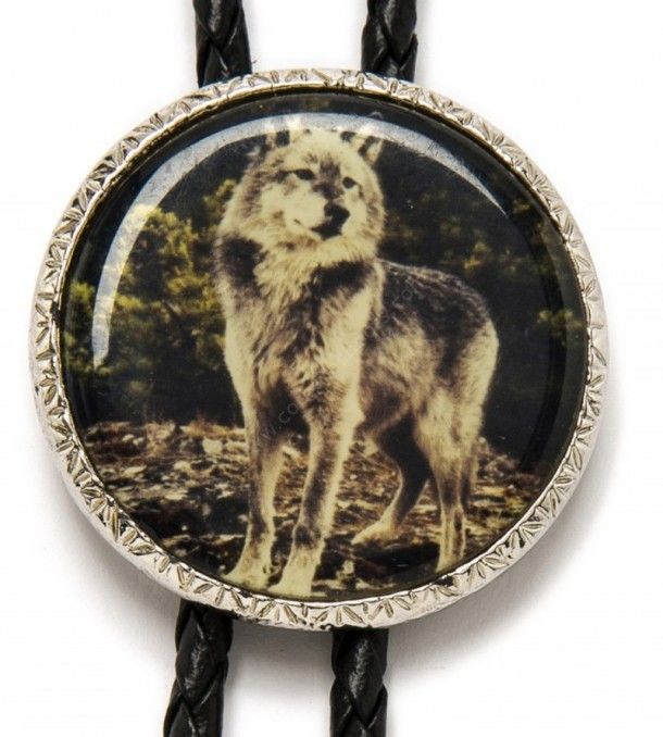 Encuentra y compra en nuestra tienda online este excelente corbatín con cordón de cuero para camisa con la imagen de un lobo salvaje y mirada fija.