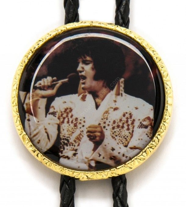 Compra ya en nuestra web este corbatín en metal dorado con una fotografía de Elvis Presley cantando y encuentra más merchandising suyo.