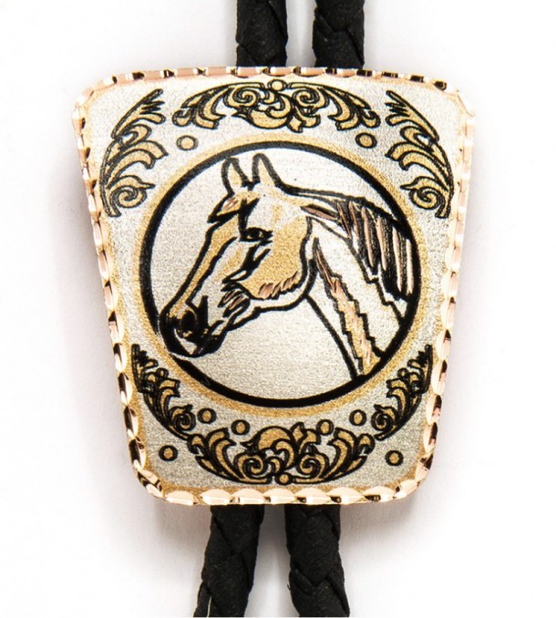 Descubre el mundo de los corbatines vaqueros comprando en nuestra tienda online este modelo hecho en cobre con dibujos de caballos y adornos florales.