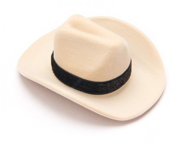 Mira estos pendientes en forma de sombrero cowboy plateados con pequeños cristales brillantes presentados en un estuche en forma de sombrero western.