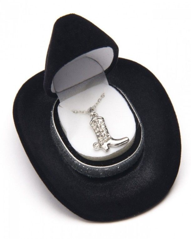 Llévate este colgante en forma de bota cowboy con cristales incrustados y cadena ajustable colocado en una caja regalo en forma de sombrero cowboy.