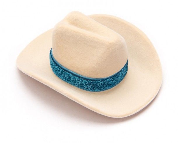 Colgante en forma de sombrero cowboy hecho en plata con brillantes y cadena ajustable en un estuche en forma de sombrero vaquero, ideal para regalar.