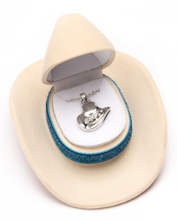 Colgante en forma de sombrero cowboy hecho en plata con brillantes y cadena ajustable en un estuche en forma de sombrero vaquero, ideal para regalar.
