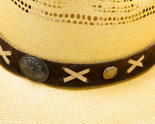 Puedes comprar en nuestra tienda online este sombrero vaquero unisex de copa calada y look tostado, de paja plastificada con cinta de cuero marrón.