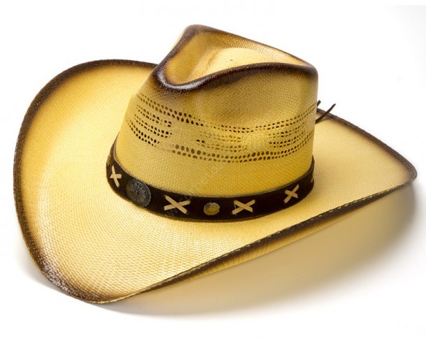 Puedes comprar en nuestra tienda online este sombrero vaquero unisex de copa calada y look tostado, de paja plastificada con cinta de cuero marrón.
