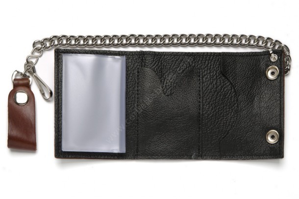 Puedes comprar en nuestra tienda online esta cartera lisa con cadena de estilo motorista hecha con cuero desgastado color coñac y tamaño pequeño.