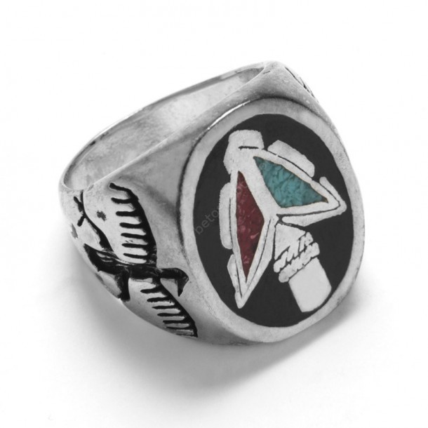 Compra en nuestra tienda online este anillo plateado nativo americano con una punta de lanza con piedras de turquesa y coral en su interior.