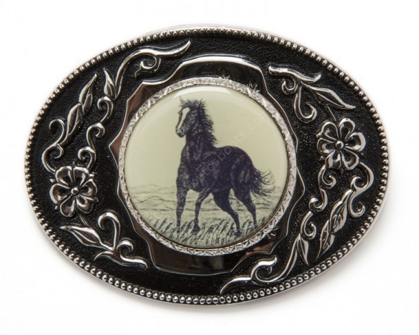 53-RE4 | Hebilla para cinturón hecha en metal plateado con la imagen de un caballo galopando a la venta en Corbeto