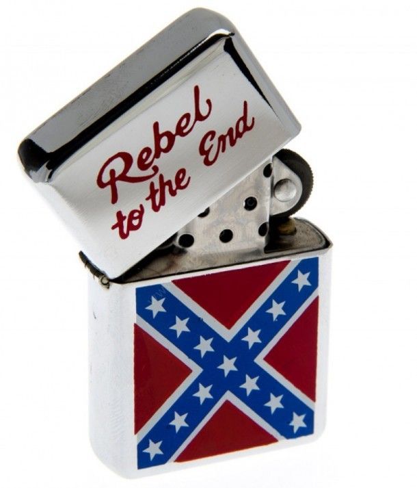 Enciende tus pitillos con clase y compra ya este encendedor estilo Zippo con la bandera confederada, además de muchos otros artículos rebeldes.