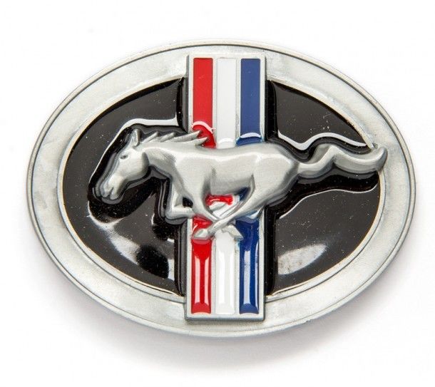 Compra en nuestra página web esta hebilla con el logo Ford MUSTANG entre otros productos oficiales para los amantes de los muscle cars americanos.