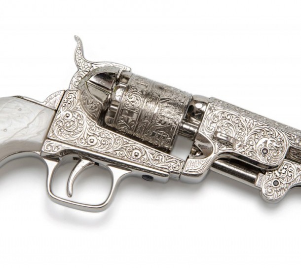 Réplica revólver confederado Colt Navy grabado con mango imitación marfil