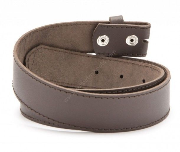 Compra ya este práctico cinturón liso sin hebilla en cuero marrón con sistema de cierre con botones para tus hebillas vaqueras o rockabilly.
