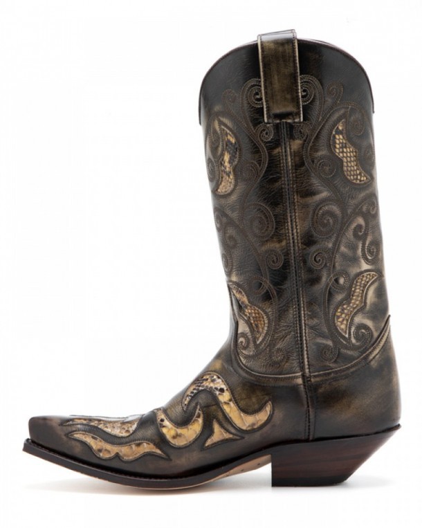 Sendra mens fine toe and cut heel cowboy boots made with cow leather and snake skin inlays. Western style boots for line dancing