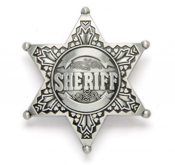 Prueba a comprar en nuestra tienda online especialista en productos vaqueros esta hebilla plateada para cinturón con una original chapa de sheriff.
