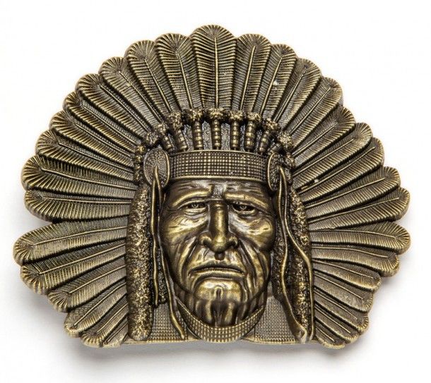 Si buscas complementos y regalos de estilo indio / nativo americano puedes comprar esta hebilla para correa con un jefe de tribu y su gorro de plumas.