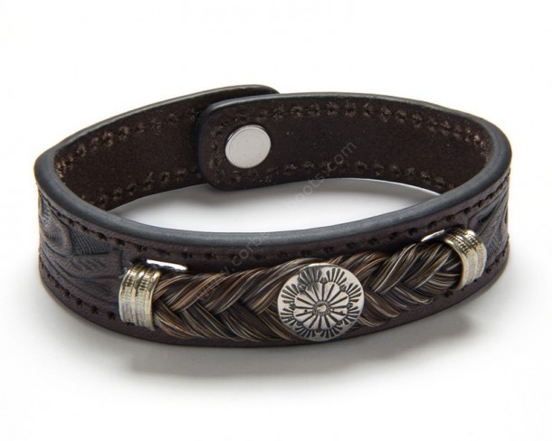 Puedes comprar en nuestra tienda online este brazalete americano artesanal hecho con cuero grabado marrón y crines de caballo trenzadas.