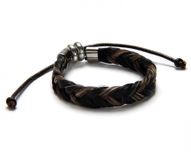 Puedes comprar en nuestra tienda online este brazalete de pelo de caballo bicolor hecho artesanalmente en los Estados Unidos con cordón de cuero.