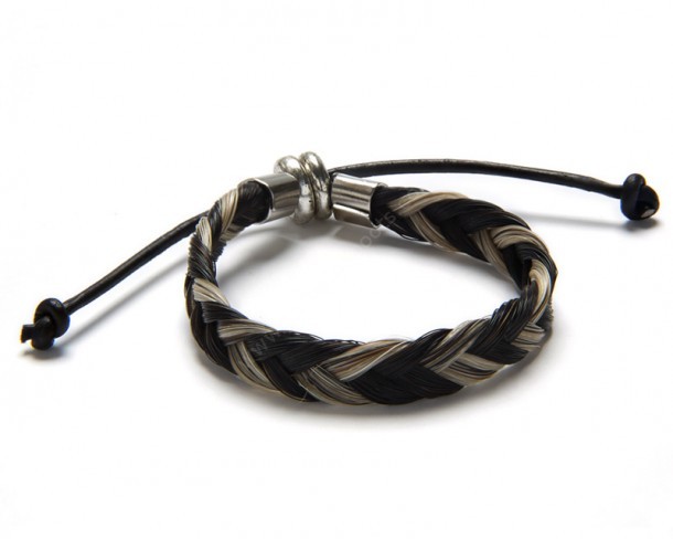 Puedes comprar en nuestra tienda online esta pulsera de pelo de caballo bicolor hecha artesanalmente en los Estados Unidos con cordón de cuero.