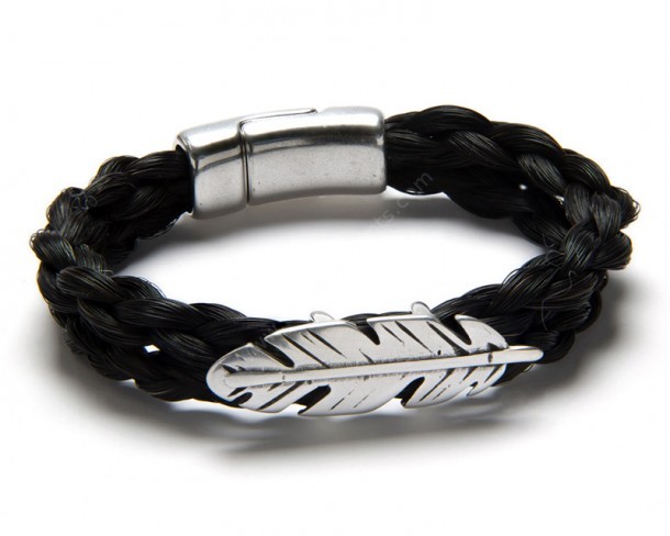 You can buy at our western online shop this double braid black horse hair bracelet with a feather pewter embellisher and a magnetic clasp.
