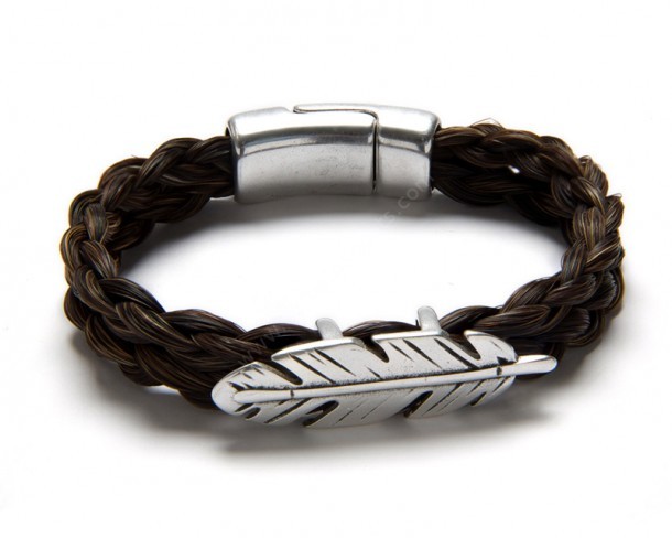 You can buy at our western online shop this double braid brown horse hair bracelet with a feather pewter embellisher and a magnetic clasp.