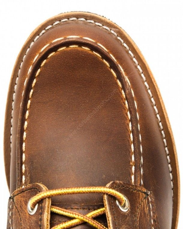8886 Moc Toe Copper | Encuentra en tu tienda Red Wing en Barcelona esta bota con cordones color marrón engrasado y suela de goma de crepé negra.