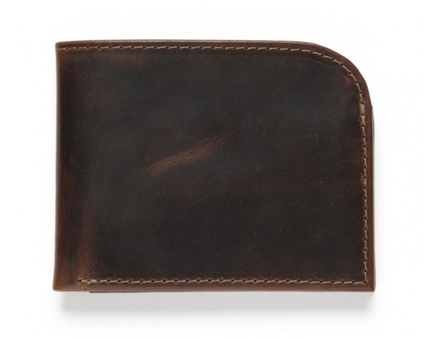 Billetera clásica de cuero marrón oscuro con canto superior redondeado