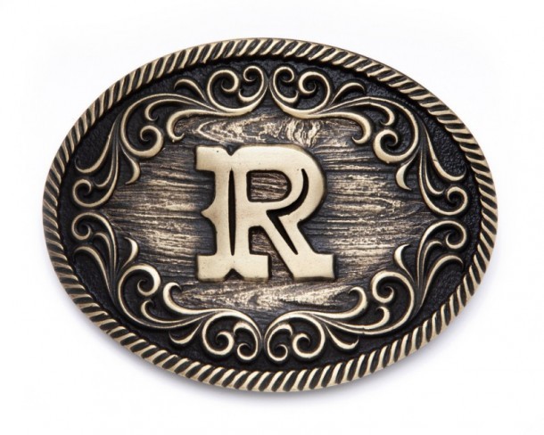Hebilla ranchera personalizada letra R con volutas decorativas