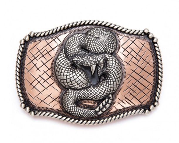 Hebilla artesanal estilo texano serpiente de cascabel en relieve