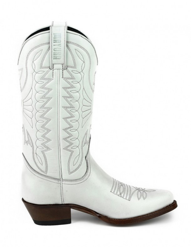 Off-white western boots for woman, cowboy style boots to wear all year round.