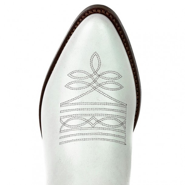 Compra online tus nuevas botas vaqueras en color blanco hueso y disfruta la auténtica moda vaquera para mujer en Corbeto